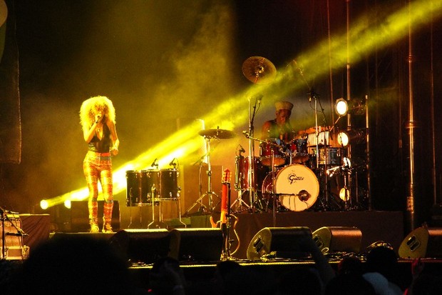 Flavia Coelho live on stage